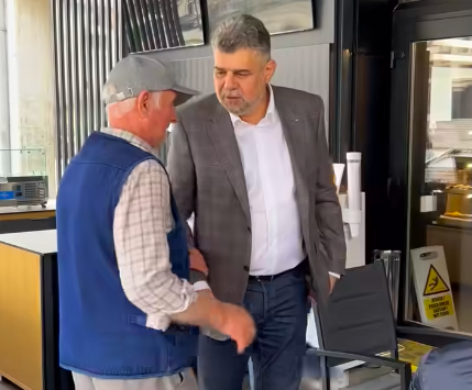 Marcel Ciolacu a degustat COZONACUL de Bucovina. Cum a fost SURPRINS premierul la o terasă în Suceava