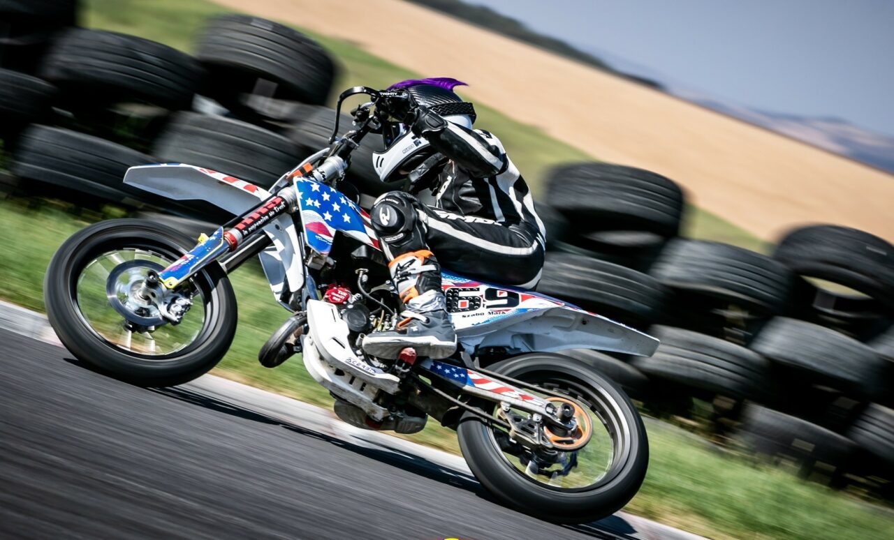 Cum s-a dezvoltat MOTOCICLISMUL ca o pasiune în familie. Puștiul Mark Szabo a început sportul la 4 ani (GALERIE FOTO)