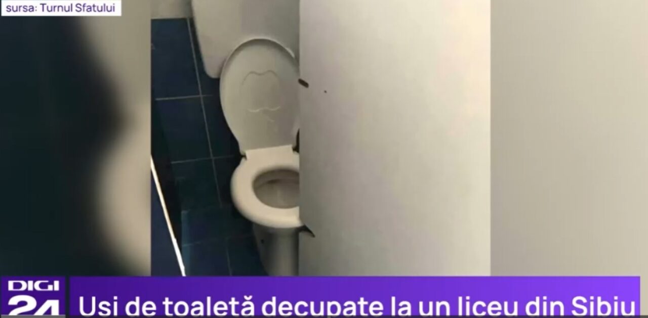 Uși de toaletă decupate la un liceu din Sibiu. Explicația conducerii: Nu au găsit vase de dimensiuni mai mici.