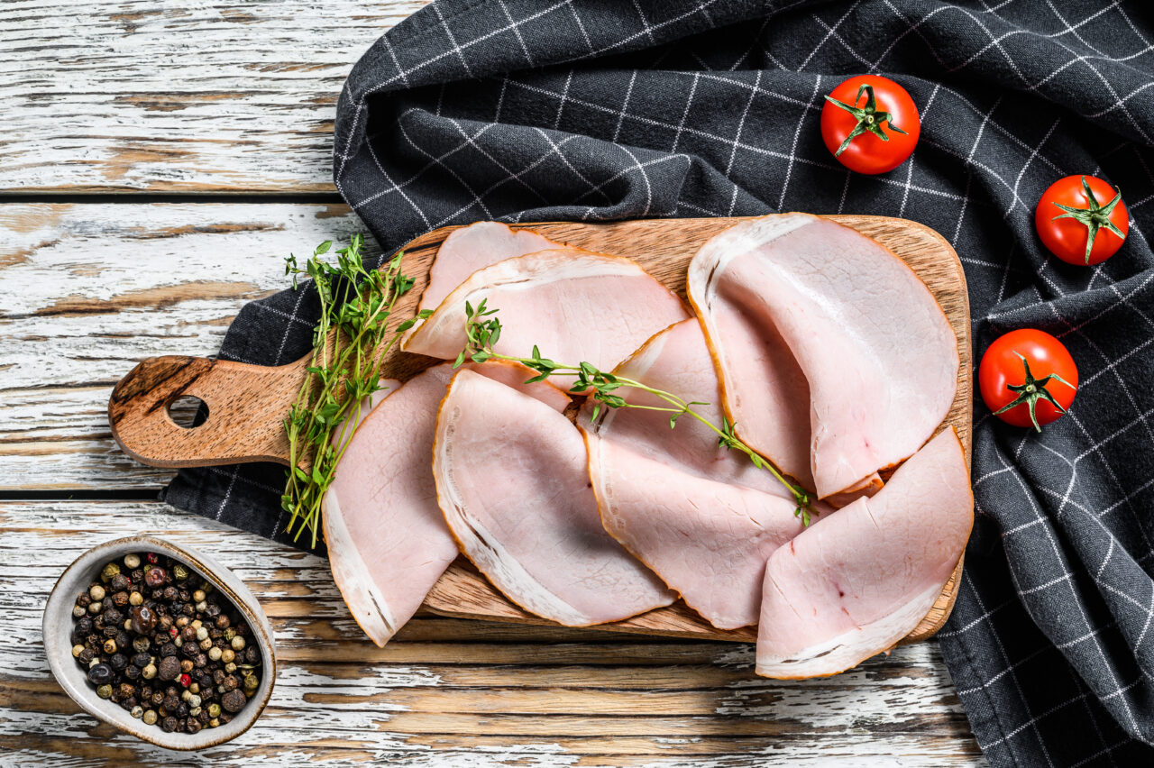 INGREDIENTUL PERICULOS din șunca de porc sau de pui care poate deveni nociv pentru sănătate. Se regăsește și în alte alimente din supermarket
