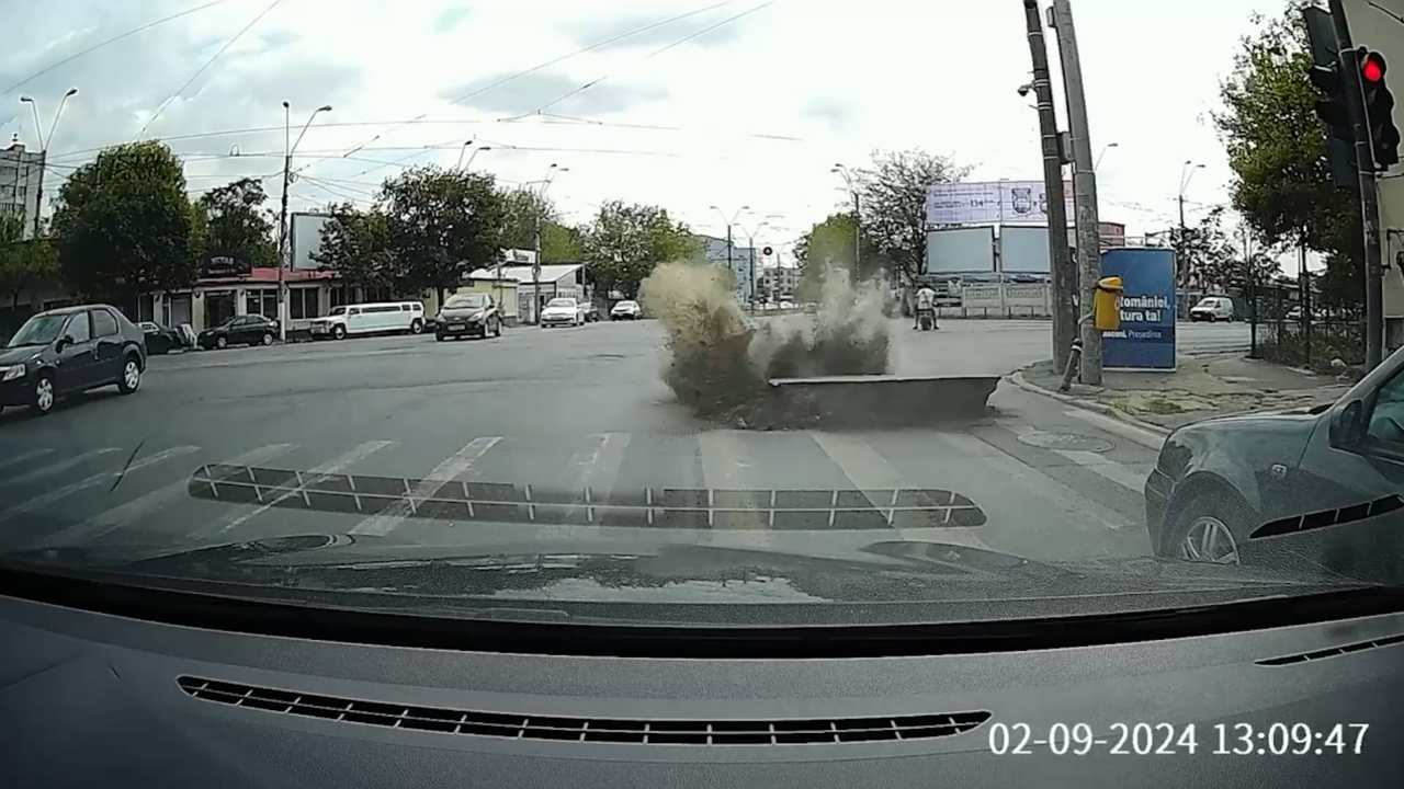 Imagini șocante cu momentul în care o țeavă de gaze EXPLODEAZĂ într-o intersecție din Sectorul 5 al Capitalei