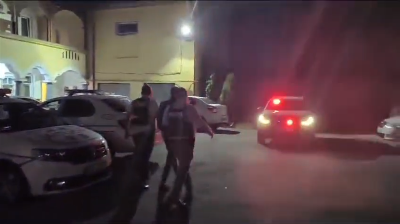 Boxele din subsolurile blocurilor, prădate. Un bărbat a FURAT murături și a fost reținut