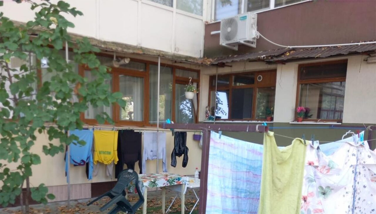 Ce a pățit o piteșteancă, pentru că și-a scos RUFELE la uscat în spatele blocului. Vecinii au „turnat-o” la Poliție și.. Ce a urmat