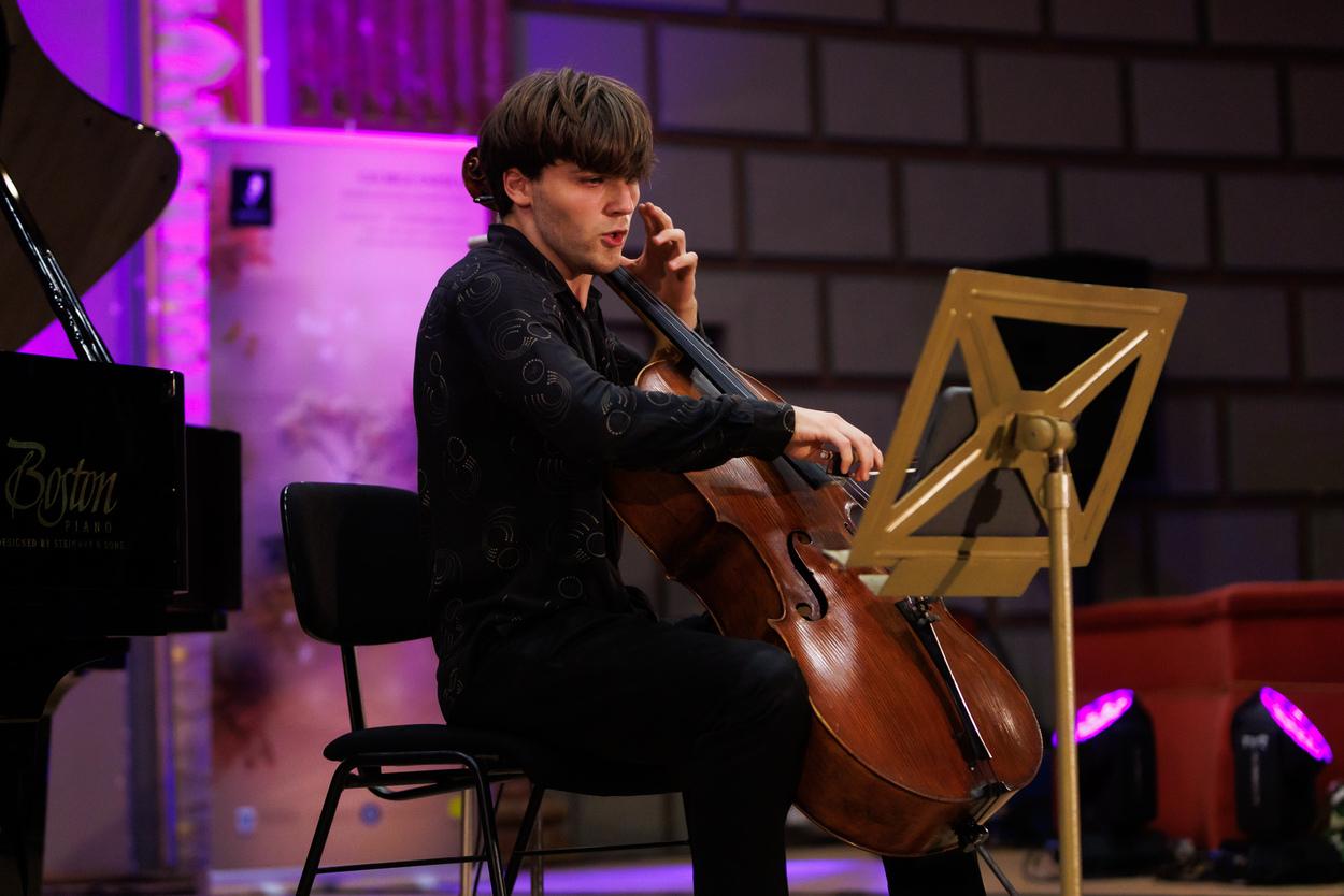 Yo Kitamura, din Japonia, câștigă Concursul Internațional George Enescu 2024, la secțiunea Violoncel. Cu ce interpretare a impresionat juriul