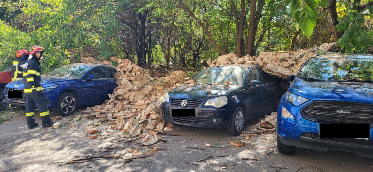 Un zid s-a prăbușit peste aproape 10 mașini în Sectorul 3. Ar fi vorba de un monument istoric