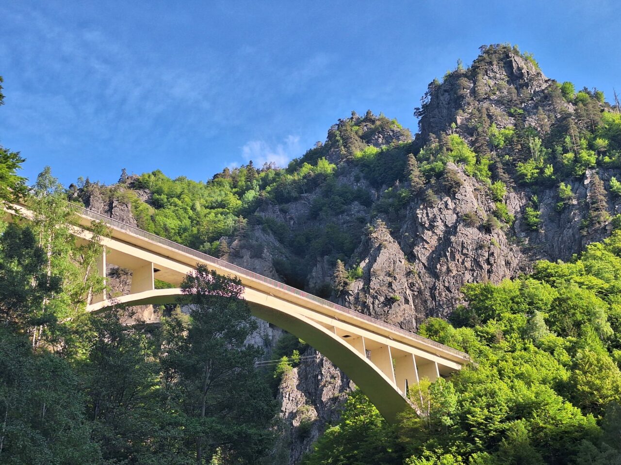 Un bărbat s-a aruncat de pe viaductul Vidraru. Ce au descoperit salvamontiștii