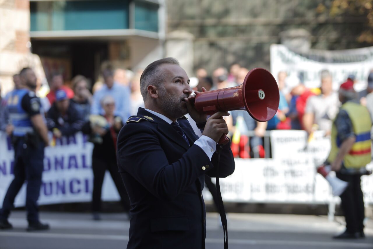 PROTEST în fața Ministerului Muncii: Sindicatele feroviare și alte organizații contestă noua Lege a pensiilor