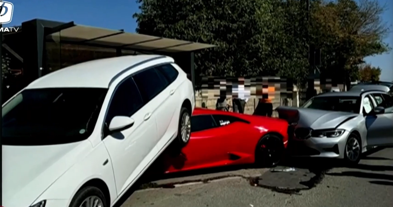 ACCIDENT în lanț în Cluj-Napoca, după ce două mașini de lux au intrat în coliziune. Un tânăr a fost rănit