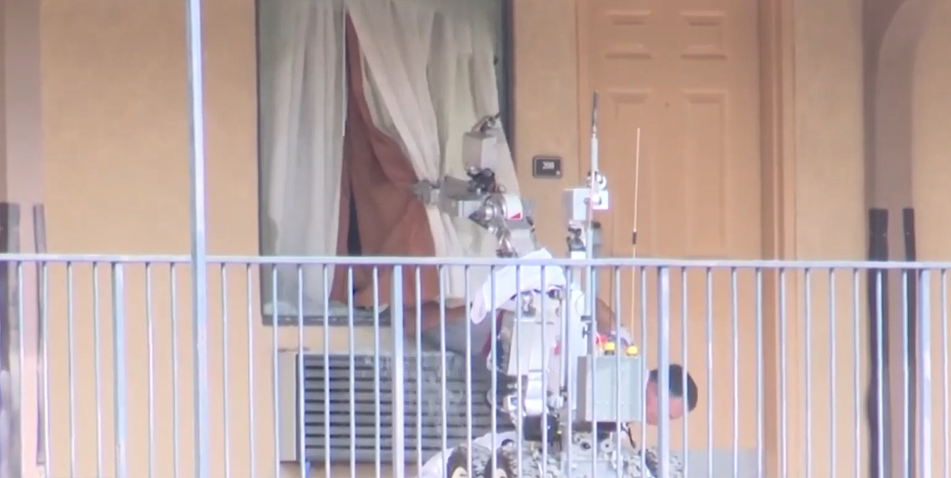 Scene spectaculoase în SUA: Un individ periculos a fost capturat cu ajutorul unui robot folosit la dezamorsarea bombelor