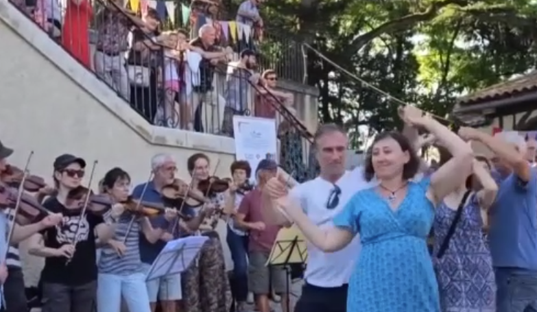 Francezii învăță dansuri românești ONLINE: „Brașoveanca” prinde viață în 3D