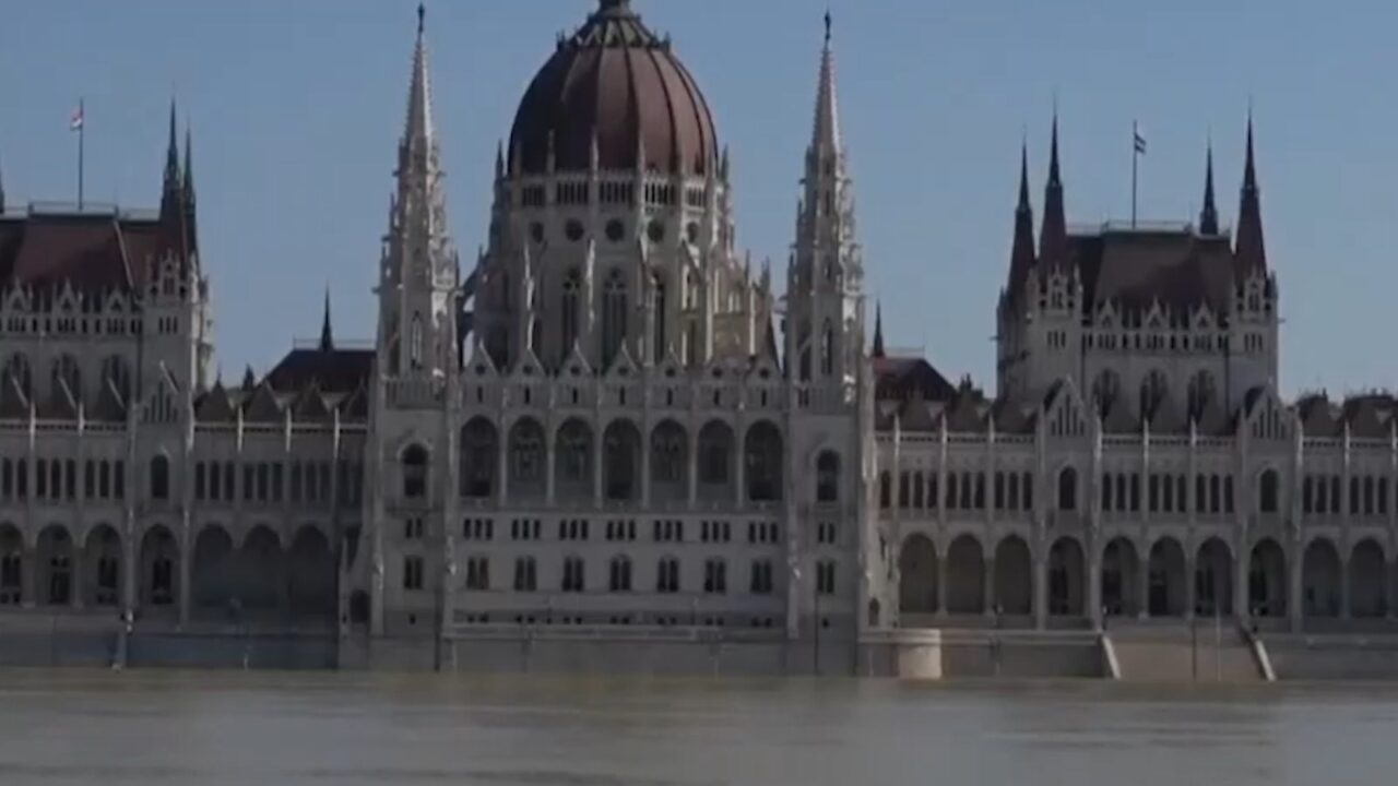 ALERTĂ maximă la Budapesta! Viitura de pe Dunăre, la cel mai înalt nivel în Ungaria: „Vine cea mai dificilă zi”