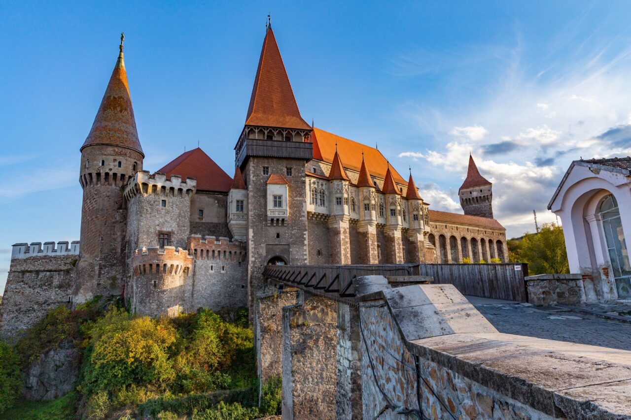 Castelul Corvinilor intră în reparații, dar vizitatorii pot veni să se „fotografieze” cu Ioan de Hunedoara printr-un cod QR