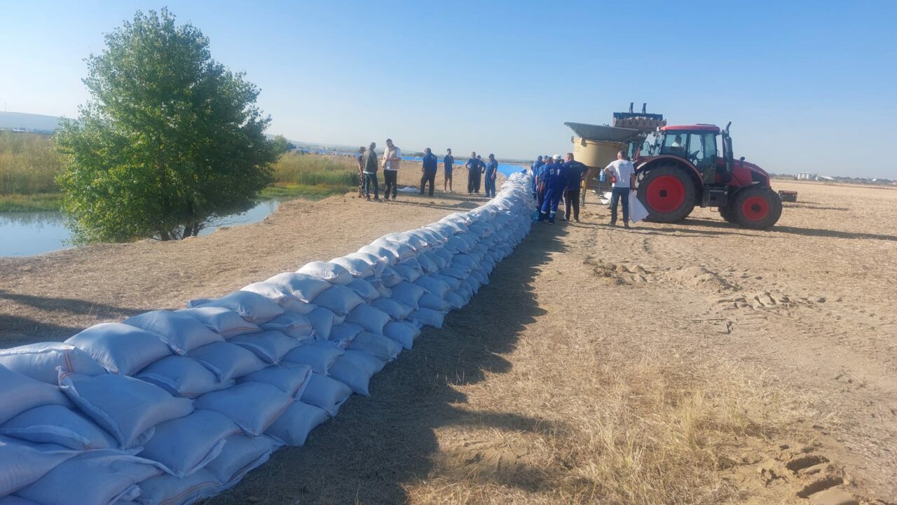 Autoritățile ridică BARAJE în zona de confluență a OLTULUI cu DUNĂREA/ Șapte administrații BAZINALE sunt în ALERTĂ
