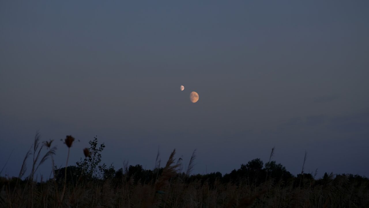 Pământul va avea două luni în această TOAMNĂ. În ce condiții poți vedea al doilea satelit natural