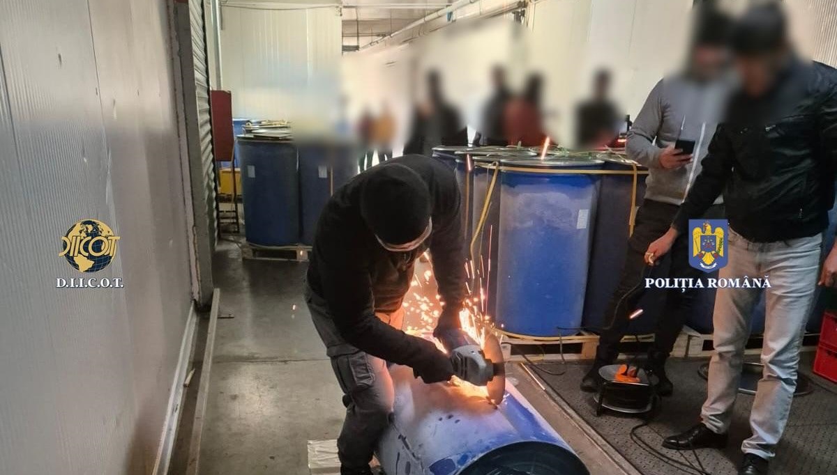 Captură record de COCAINĂ la Nădlac. Drogurile, ascunse în butoaie cu pulpă de fructe, au intrat prin Portul Constanța cu destinație Olanda