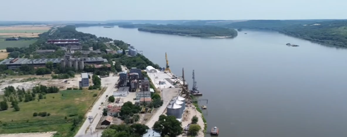 Porturile dunărene în PARAGINĂ: Turiștii evită să coboare din nave în port