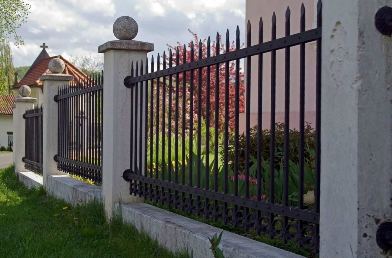 Legea te OBLIGĂ, dacă locuieşti la curte. E nevoie de aprobare de la vecini