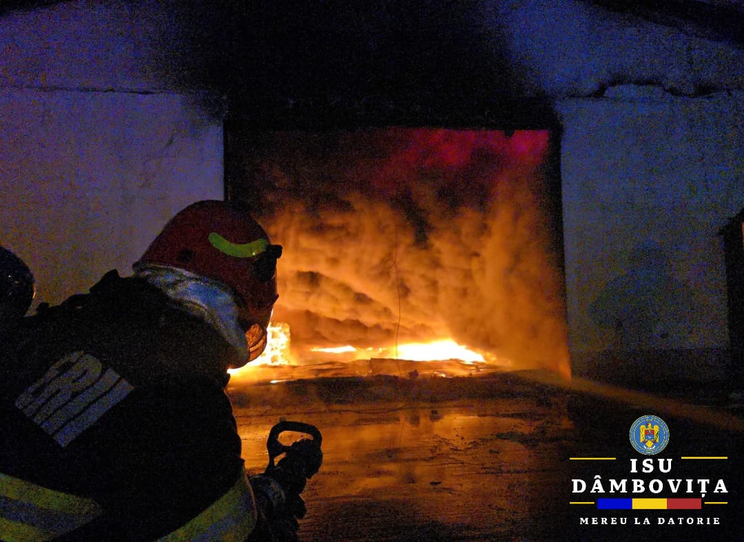 Alertă în Dâmbovița. O hală a fost cuprinsă de un incendiu uriaș. A fost emis mesaj RO-ALERT