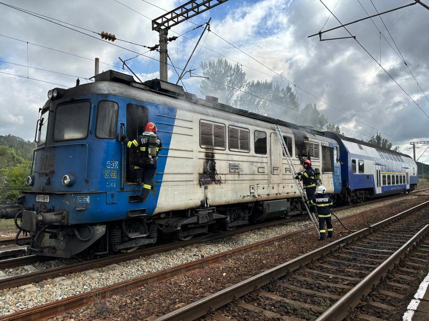 Locomotiva unui tren de călători a luat foc în gara Iclod, Cluj. Pasagerii s-au autoevacuat. Nici o victimă