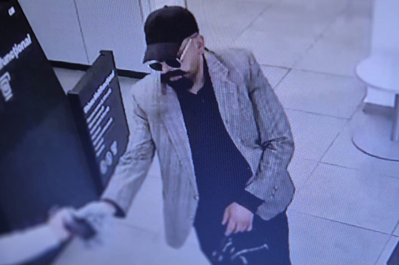JAF armat la o bancă din Iași. Un bărbat a amenințat angajații cu un pistol. De ce nu a fost apăsat butonul de panică și nici nu s-a apelat la 112