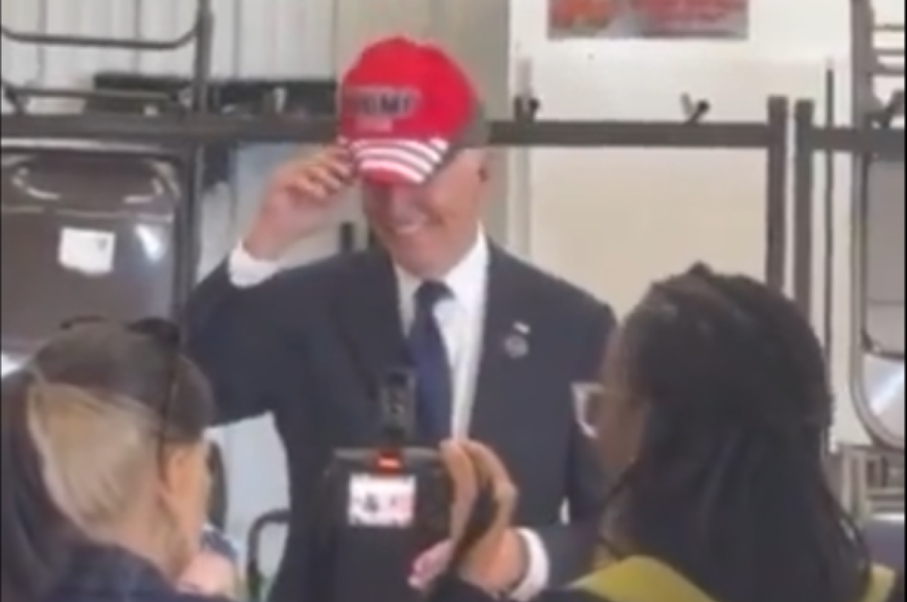O nouă gafă sau „joc politic”? Biden, surprins purtând o ȘAPCĂ cu inscripția „Trump 2024”. Reacția republicanilor: „Mulțumesc pentru susținere, Joe!”