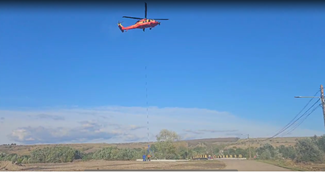 Aviația MAI sare în ajutorul sinistraților din GALAȚI/Stâlpii de electricitate au fost aduși cu un elicopter Black Hawk