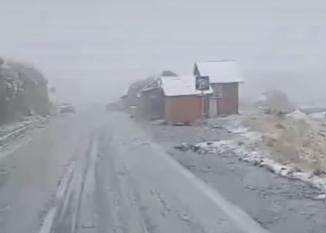 Prima NINSOARE din acest an la Bâlea Lac și pe Transfăgărășan. Drumarii au scos autoutilajele cu lamă. Avertizările CNAIR