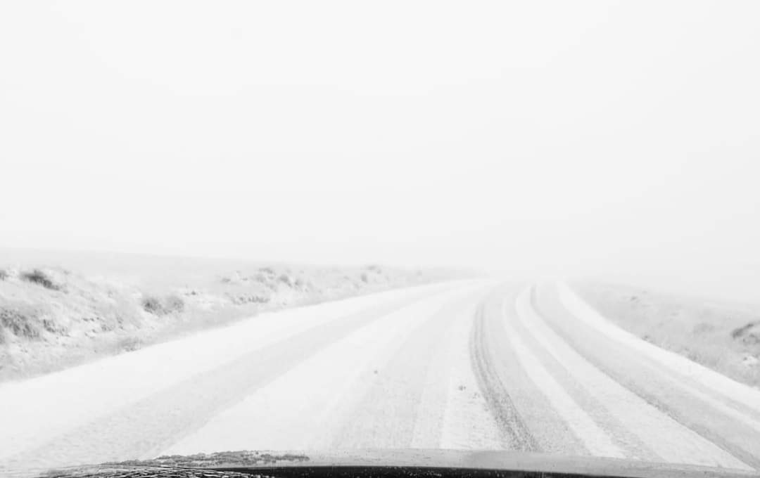 A NINS pe Transalpina, iar stratul de zăpadă se apropie de 5 centimetri. Avertismentul salvamontiștilor, după ce au apărut primele probleme în zonă