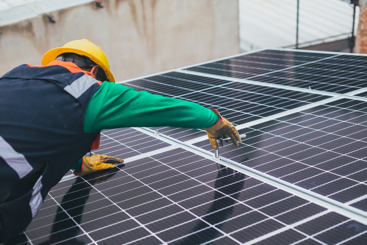 Ce trebuie să știi dacă îți montezi panouri FOTOVOLTAICE pe casă. Anunț important pentru  cei care vor să reducă facturile de energie electrică