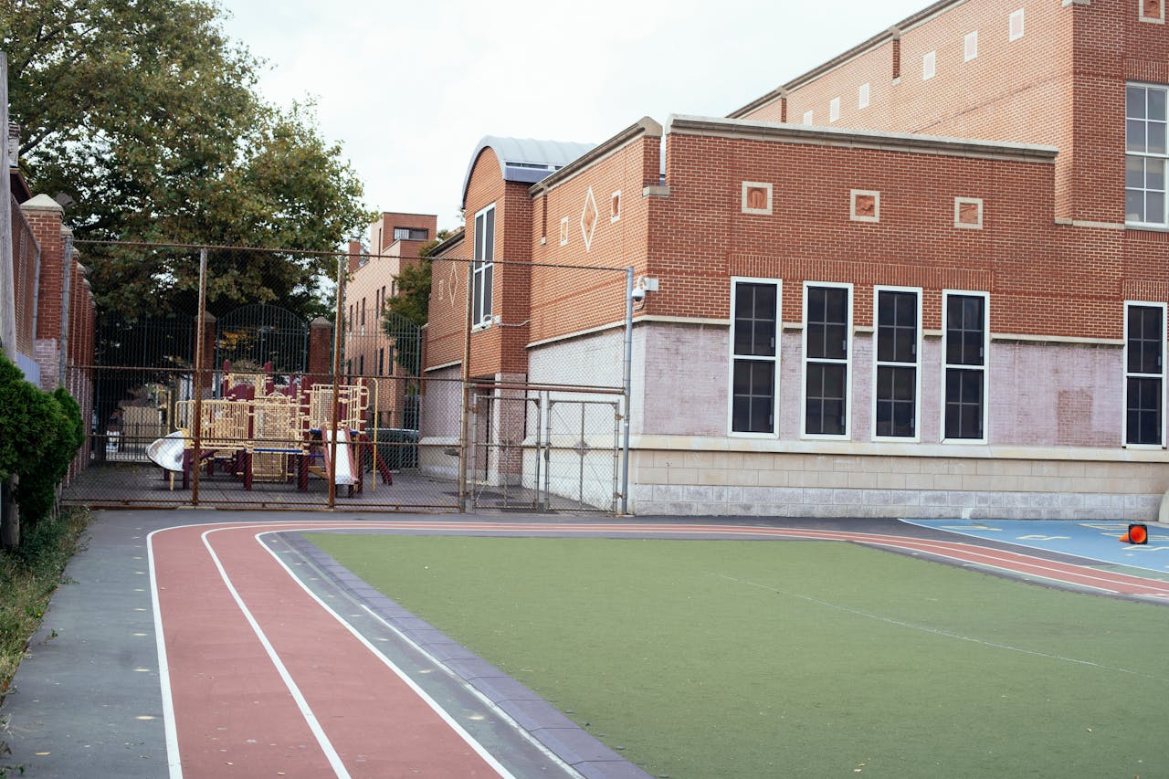 Un liceu din Suceava vrea să transforme terenul de sport în „sală de DETENȚIE”
