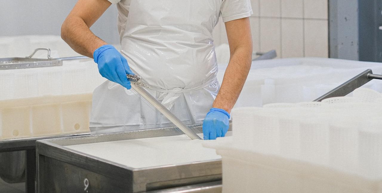 Cea mai mare producător de lactate închide o fabrică din România. Angajații vor fi CONCEDIAȚI