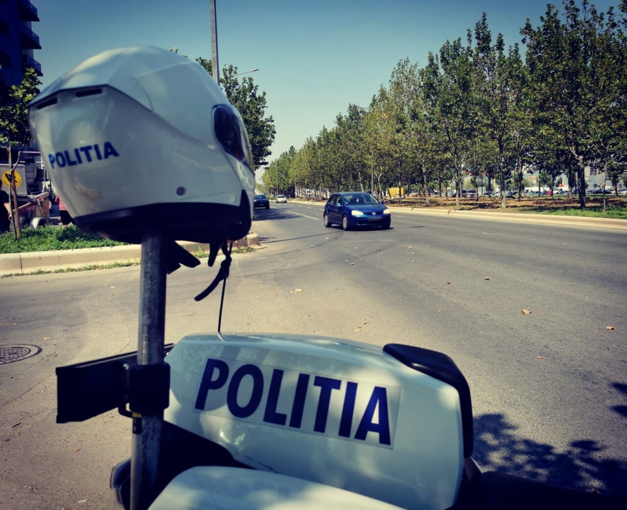 RAZII ale polițiștilor Capitalei în operațiunea „Blocada” menite să prevină faptele antisociale. 78 de persoane legitimate, 57 de mașini controlate
