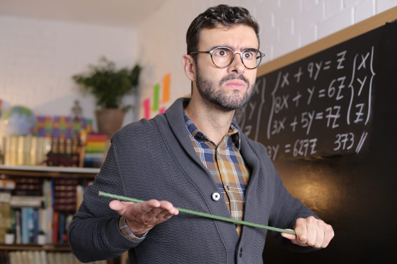 Profesor de psihologie, acuzat de comportament ABUZIV, și-a terorizat elevii. Predă la trei licee din București