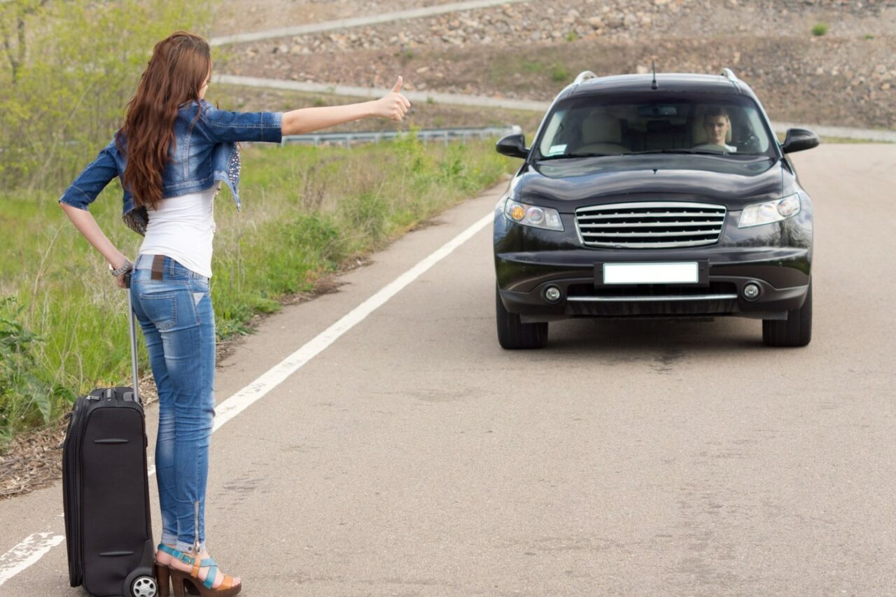 Clipe de groază trăite de o femeie care făcea AUTOSTOP în Bistrița-Năsăud. Ce i-a făcut șoferul care a luat-o la ocazie