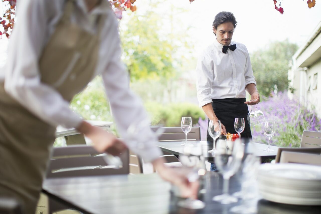 Restaurant celebru din Capitală, închis de ANPC din cauza mizeriei din interior. Nu avea autorizație de funcționare de la Primărie, DSP și pompieri