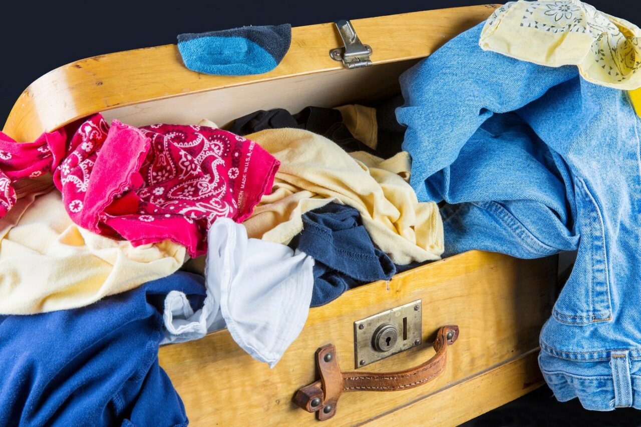 Ai „țoale” vechi acasă? Ar fi bine să nu le arunci! Românii vor fi obligați să recicleze HAINELE vechi. Când intră Legea în vigoare?
