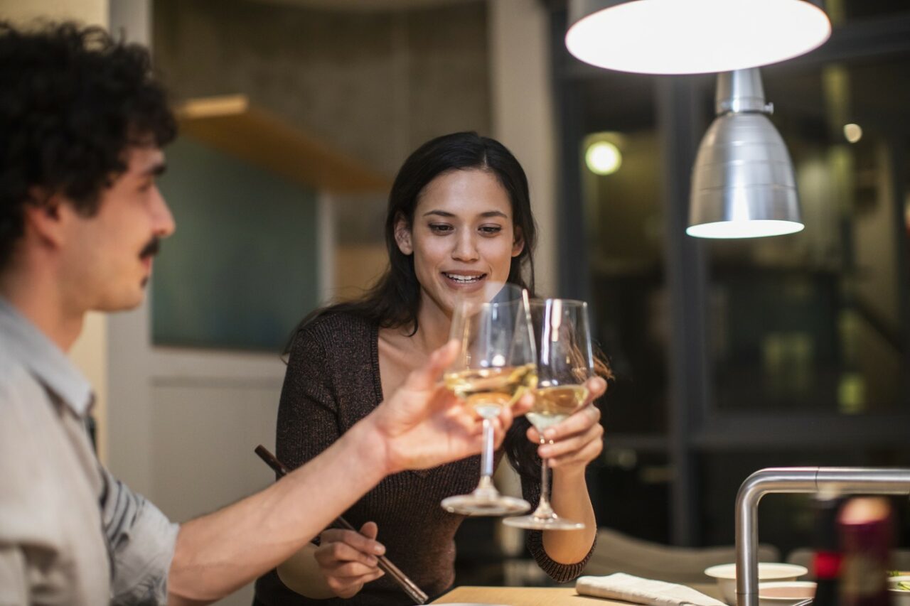 Mitul consumului moderat de ALCOOL, demontat. Are sau nu legătură cu demența și Alzheimerul?
