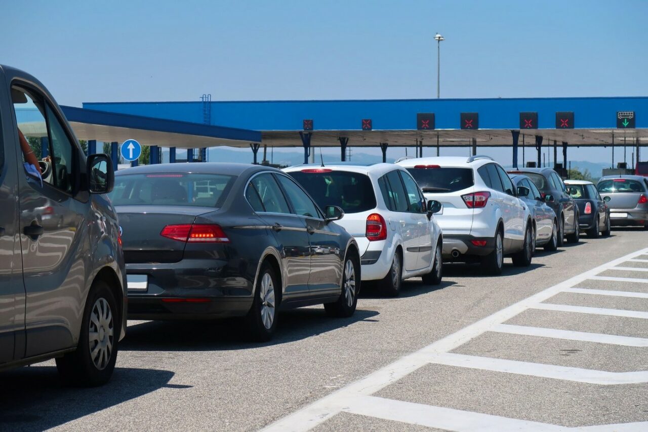 Vacanța românilor întorși din diaspora s-a terminat, dar abia acum începe coșmarul. COZI interminabile la ieșirea din țară: „Așteptăm de o oră”