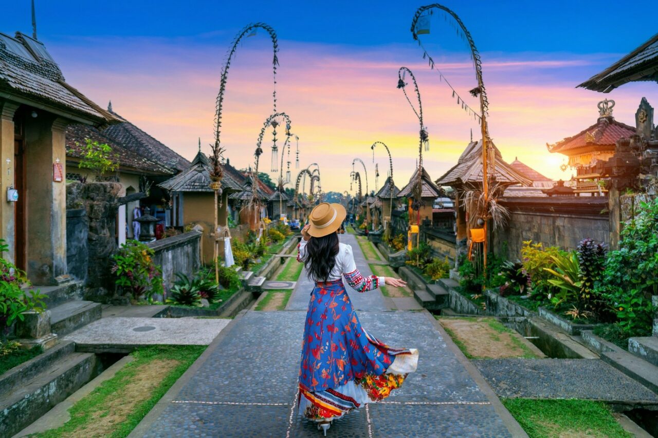 Tot mai mulți români devin PROPRIETARI în Bali, Dubai sau Spania. Prețul locuințelor, mai mic ca în România