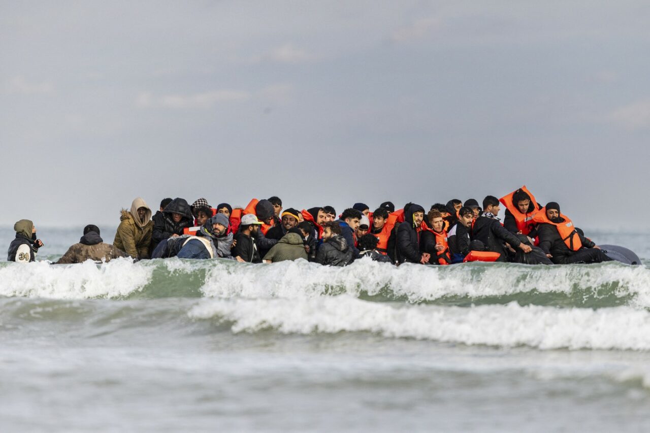 ANALIZĂ: De ce continuă atât de mulți migranți să traverseze Canalul Mânecii, deși zeci mor înecați periodic? Vina, între autorități și traficanți