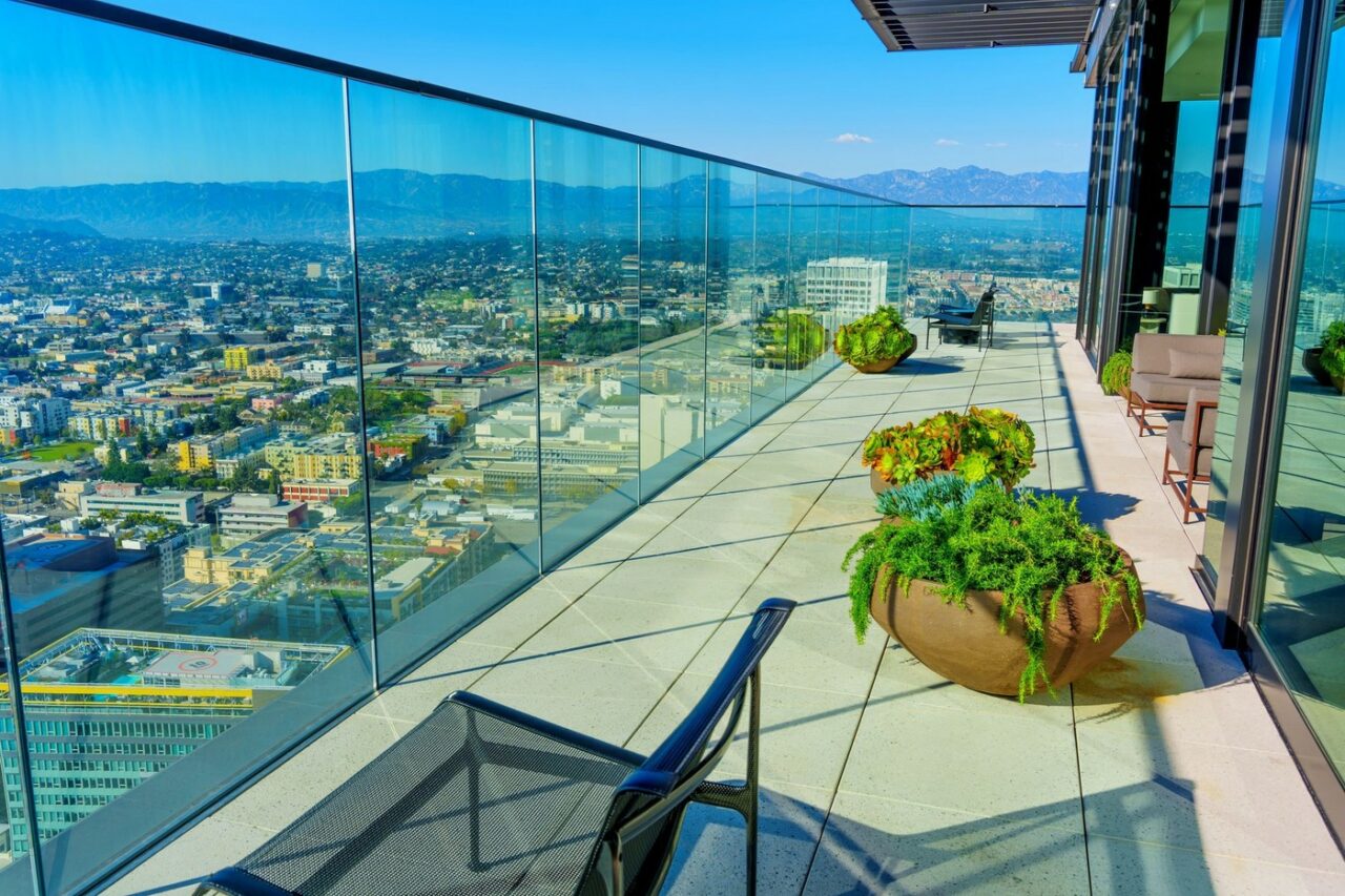 APARTAMENTE de lux în cel mai înalt bloc din România. Cu aceeași bani îți poți cumpăra un castel în Franța sau două case în Miami