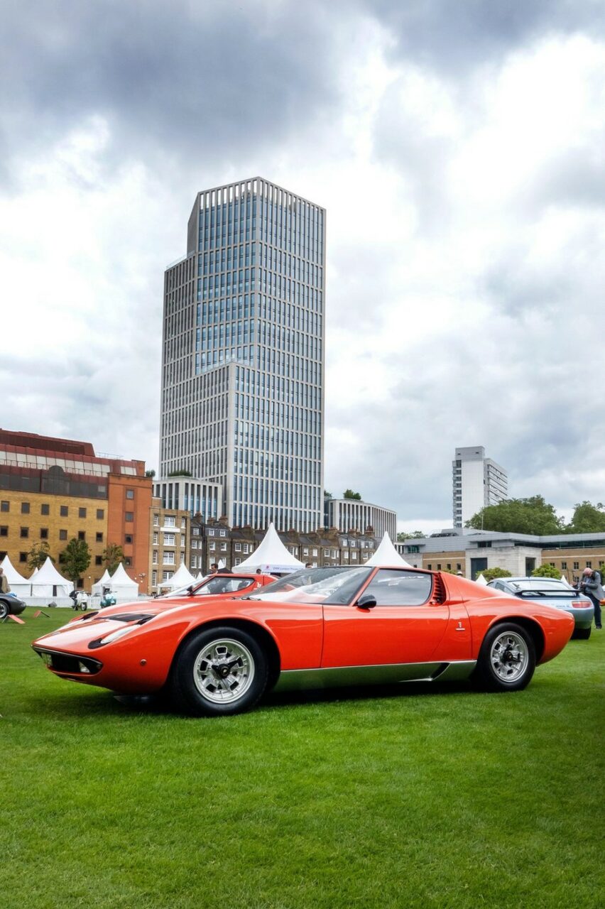 Trei Lamborghini Miura din anii 1960, considerate primele SUPERMAȘINI, scoase la licitație. Au o valoare cumulată de 1,5 milioane de lire sterline