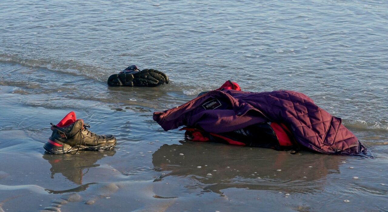 Zece morți, mai mulți răniți, după scufundarea unui vas cu aproximativ 70 de migranți în Canalul Mânecii