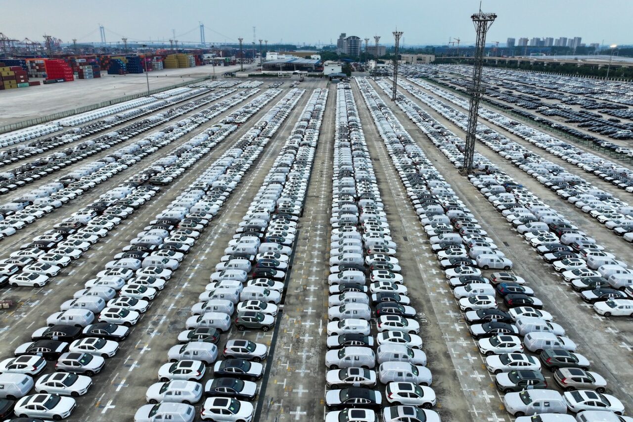Financial Times: Statele Unite intenționează interzicerea pieselor digitale CHINEZE în fabricarea mașinilor