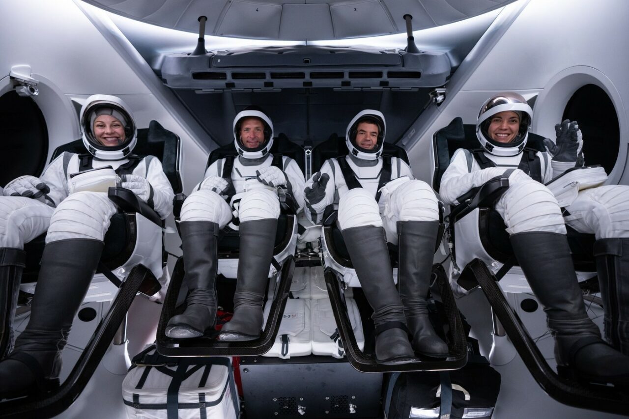 SpaceX trimite pe orbita Pâmântului un cunoscut miliardar. Misiunea SPAȚIALĂ are drept scop efectuarea unor experimente controversate