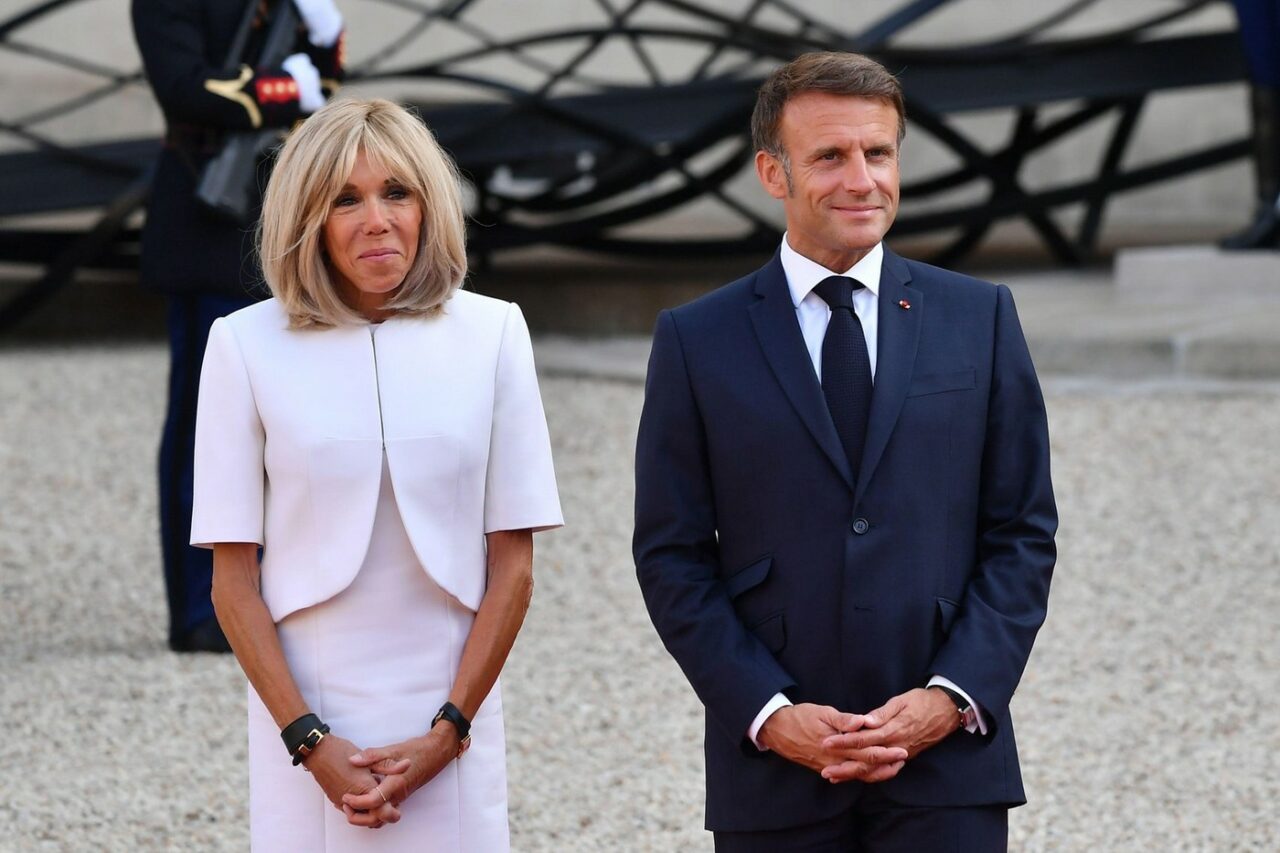 Două franțuzoaice care au susținut că Brigitte Macron, soția președintelui Franței, ar fi transgender au fost găsite vinovate de calomnie