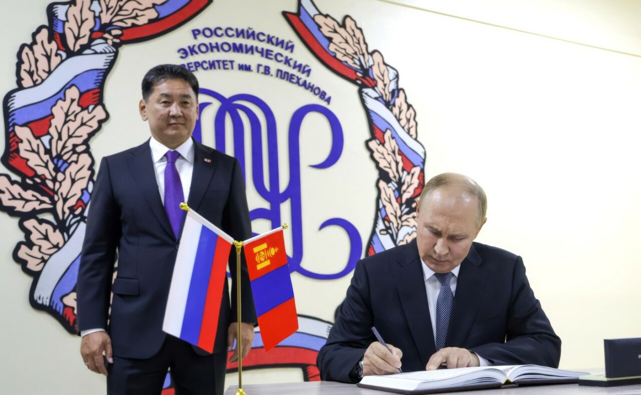Vladimir PUTIN a fost primit în MONGOLIA cu onoruri. Președintele rus e vizat de un mandat internațional de arestare care se aplică și la Ulan Bator