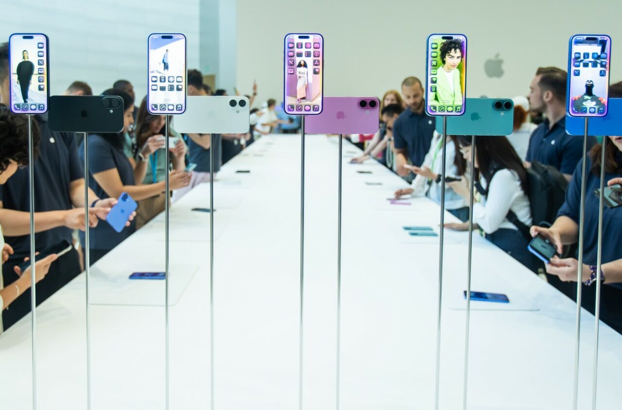 NOUL model de iPhone a fost lansat. Ce funcții noi aduce și cât costă