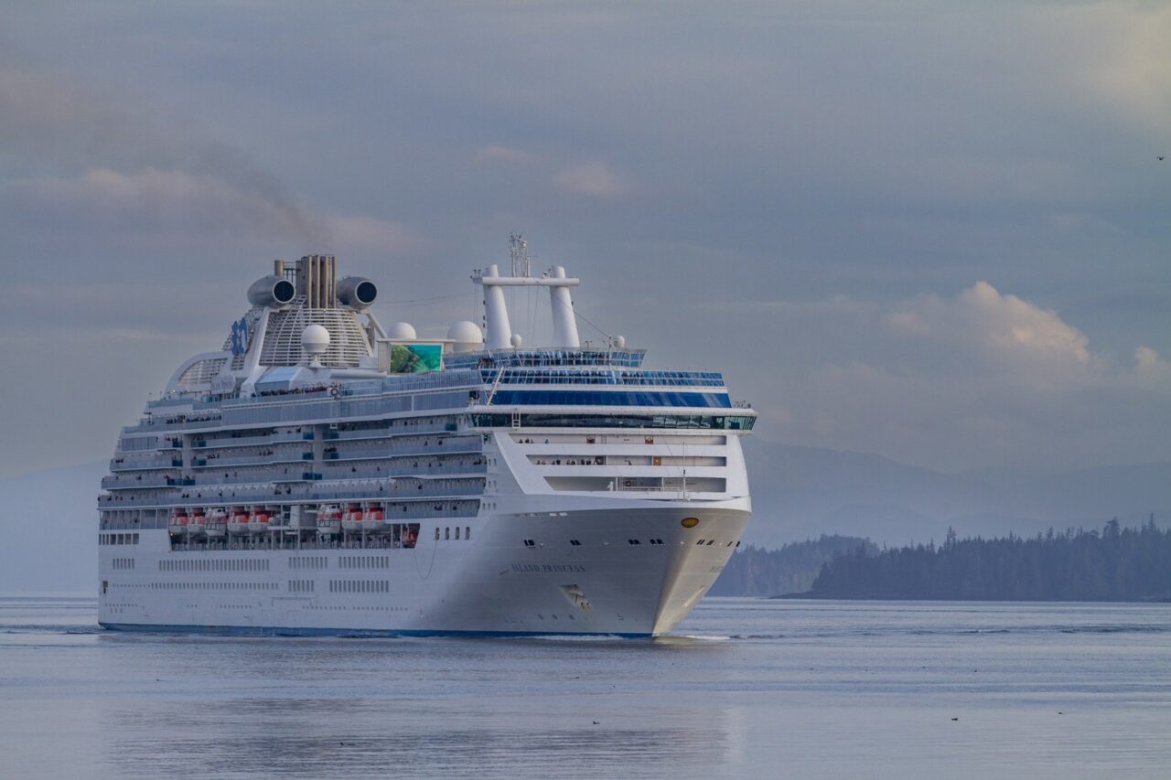 Croazieră de coșmar în Alaska, după ce un vas s-a ciocnit cu un iceberg plutitor: „Dacă murim, a meritat pe deplin, e un moment TITANIC”