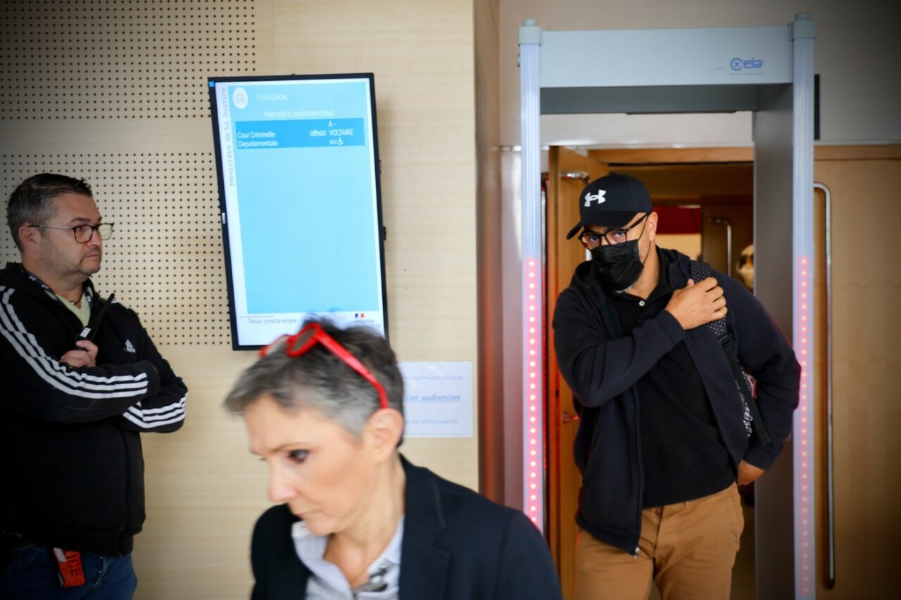 „MONSTRUL din Avignon”, prins de polițiști în timp ce filma sub fusta unei femei. Acuzat că a recrutat 72 de bărbați să-i violeze soția